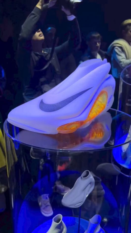 나이키 전시회에서 공개된 AI가 만든 농구화 - 지난 11일 파리 브롱냐르 궁에서 진행한 올림픽 테마의 ‘나이키 온 에어’ 쇼케이스에서 공개된 AI가 만든 빅터 웸반야마를 위한 농구화의 모습. / 사진=닉 드폴라 엑스