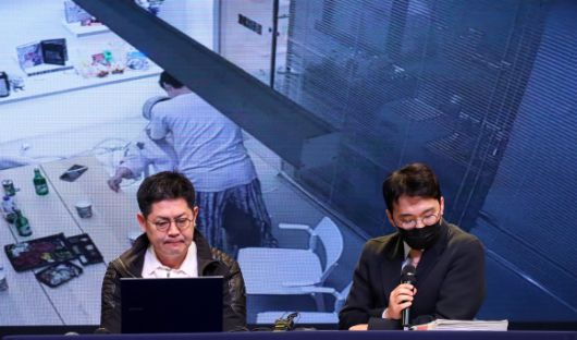 오메가엑스 강제 추행 사건 기자회견 - 황성우 스파이어엔터테인먼트 대표(왼쪽), 김태우 변호사가 19일 오후 서울 강남구 성암아트홀에서 열린 그룹 오메가엑스 강제추행 사건 CCTV영상 공개 및 고소장 접수에 관한 기자회견에서 CCTV를 공개하고 있다. 2024.3.19 뉴시스