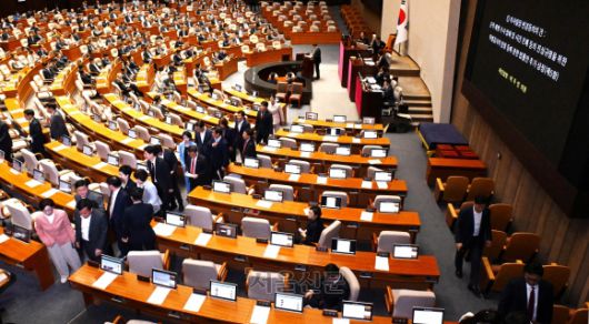 2일 국회에서 열린 본회의에서 ‘해병대 채상병 사망사건 수사외압 의혹 특별검사법’이 추가 상정되자 국민의힘 의원들이 퇴장하고 있다. 2024.5.2 안주영 전문기자
