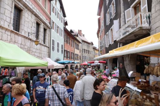 안시 구시가지에서 매주 화, 금, 일요일 열리는 파머스 마켓 모습.