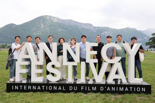 프랑스 현지시간 8일 노관규 순천시장 일행이 안시 애니메이션 페스티벌이 열리는 현장을 찾아 기념사진을 찍고 있다.