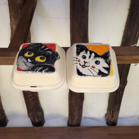 햄버거 케이스에 그린 고양이.