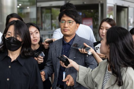 시청역 역주행 운전자 병원서 첫 조사 마친 경찰 - 경찰이 4일 오후 서울 종로구 서울대병원에서  시청역 역주행 사고 운전자를 상대로 첫 피의자 조사를 마친 뒤 병원을 나서고 있다. 2024.7.4. 연합뉴스