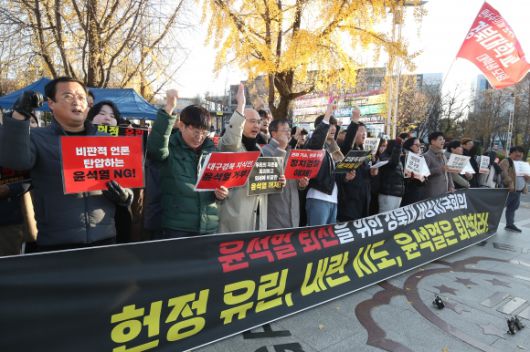 경북대 교수와 학생 등으로 구성된 ‘윤석열 퇴진을 위한 경북대학교 비상시국회의’는 4일 오후 대구 북구 경북대 북문 앞에서 출범식을 열고 전날 밤 비상계엄을 선포했던 윤 대통령 퇴진을 촉구하고 있다. 2024.12.4. 뉴스1