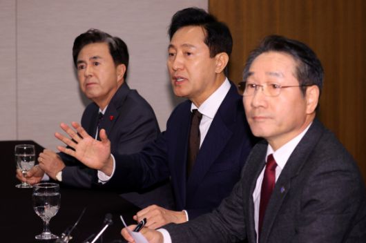 오세훈 서울시장(가운데)과 유정복 인천시장, 김태흠 충남지사가 6일 오후 서울 중구 프레스센터에서 열린 국민의힘 시·도지사협의회 긴급 회의에 참석해 있다. 2024.12.6. 연합뉴스