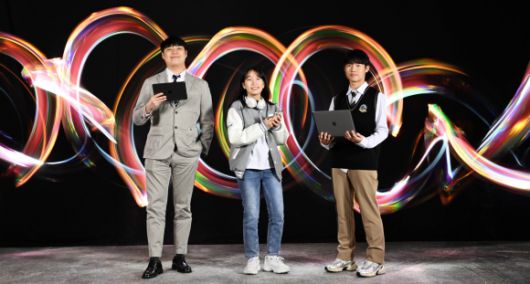 1990년대 중반 이후 출생한 ‘잘파세대’가 본격적으로 사회 진출에 나선 2025년(을사년)을 맞아 직장인 송병윤(오른쪽·28)씨, 대학생 이유진(가운데·19)씨, 고등학생 이재현(17)군이 ‘푸른 뱀의 해’를 형상화한 ‘라이트 페인팅’(빛을 이용해 사진에 그림을 그리는 기법)을 배경으로 디지털기기를 들고 있다. 사진 홍윤기 기자·연출 김영훈 윤슬사진촬영연구소 대표, 박창옥 라이트페인팅 작가