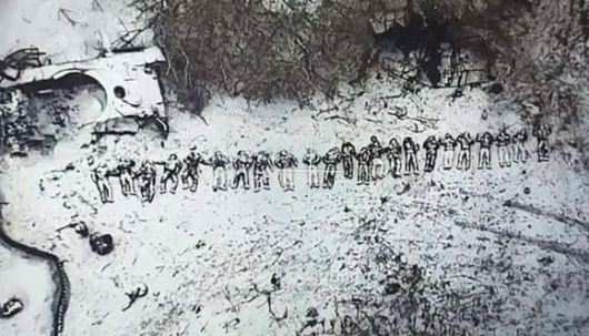 지난달 중순에도 우크라이나 현지 매체가 러시아군이 전투에서 발생한 전사자들의 시신을 수습하는 모습을 정찰 중이던 우크라이나 드론이 포착했다며 공개한 사진. 우크라인스카프라우다 제공