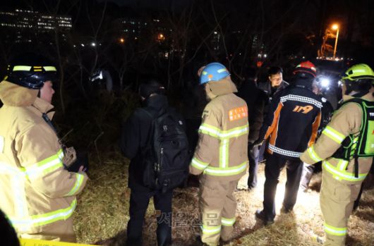 과천 공수처 부근서 남성 1명 분신해 사망 - 윤석열 대통령에 대한 체포영장이 집행된 15일 오후 고위공직자범죄수사처(공수처)가 있는 경기 과천시 정부과천청사 부근에서 남성 1명이 분신해 사망한 가운데 경찰과 소방이 현장조사를 하고 있다. 2025.1.15 도준석 전문기자