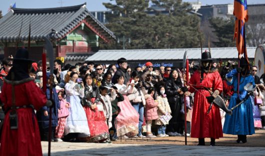 설 연휴에 경복궁을 찾은 학생들이 봄기운을 만끽하고 있다. 서울신문 DB