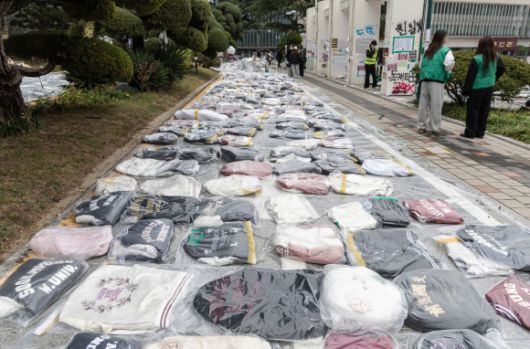 20일 오후 서울 성북구 동덕여대 교내에 학교 측의 남녀공학 전환 논의에 항의의 의미로 학과 점퍼(과잠)가 비닐에 덮인 채 놓여 있다. 2024.11.20 뉴스1