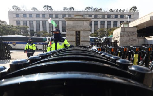 최상목 대통령 권한대행의 마은혁 헌법재판관 후보 불임명 관련 권한쟁의심판 두번째 변론이 열린 10일 서울 종로구 헌법재판소 건물 주위로 경찰들이 경계 근무를 서고 있다. 연합뉴스