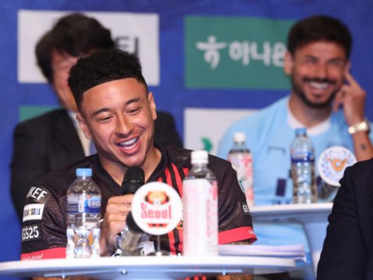 FC서울 린가드가 13일 서울 스위스그랜드호텔에서 열린 2025 K리그1 개막 미디어데이에서 대구FC 세징야와 장난치고 있다. 뉴스1