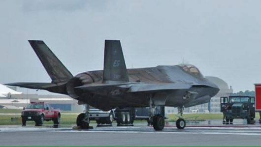 엔진 화재로 뒤쪽 3분의 2가 탄 F-35. 미 공군
