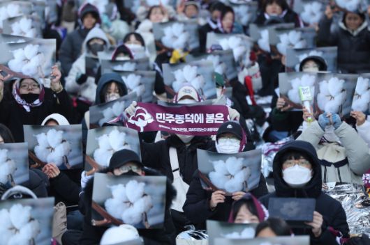 동덕여대 규탄 집회 - 동덕여대 재학생연합이 9일 서울 종로구 북인사마당에서 열린 동덕여대 재단 규탄 집회에서 구호를 외치고 있다. 재학생연합은 이날 지난해 남녀공학 전환에 반발한 학생들의 시위 당시 학교 건물 훼손에 대한 학교 측의 고소 취하 등을 요구했다. 2025.2.9 연합뉴스