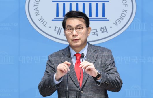 기자회견하는 국민의힘 윤상현 의원 - 국민의힘 윤상현 의원이 23일 오전 서울 여의도 국회 소통관에서 현안 관련 기자회견을 하고 있다. 2025.2.23 연합뉴스