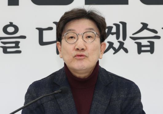 발언하는 권성동 원내대표 - 국민의힘 권성동 원내대표가 23일 서울 여의도 국회에서 현안 관련 기자간담회를 하고 있다. 2025.2.23 연합뉴스