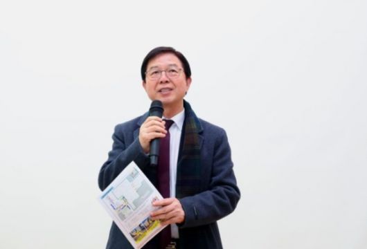 지난 27일 둔촌초등학교를 방문해 인사말을 하는 이종태 의원