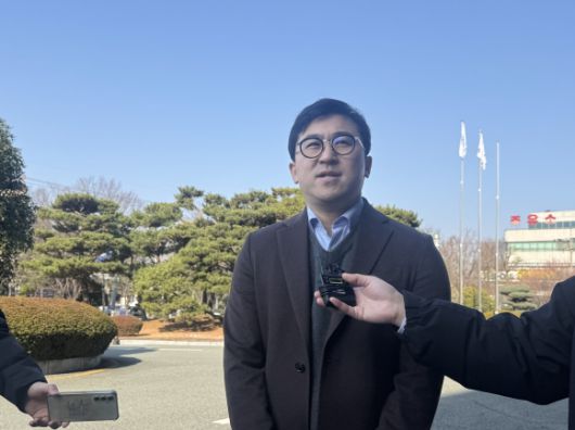 여태형 변호사가 7일 창원지검 앞에서 기자들과 만나 이야기하고 있다. 2025.3.7. 이창언 기자