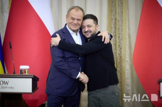 우크라이나 대통령 홍보실이 제공한 사진에 볼로디미르 젤렌스키(오른쪽) 우크라이나 대통령 지난해 12월 17일 우크라이나 르비우에서 도날트 투스크 폴란드 총리와 악수하고 있다. 2025.03.08. AP 뉴시스