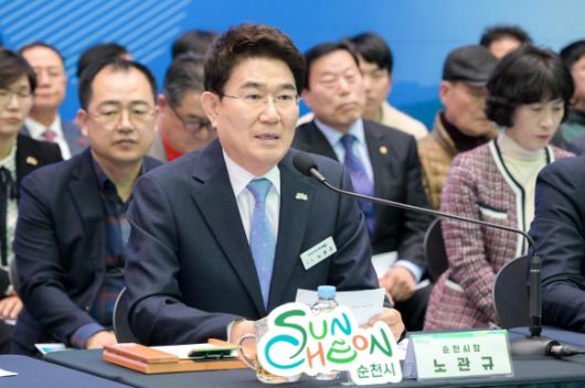 노관규 시장이 ‘순천시 정책비전 투어’ 토론에서 김영록 지사에게 시 주요 현안 사업을 설명하고 있다.