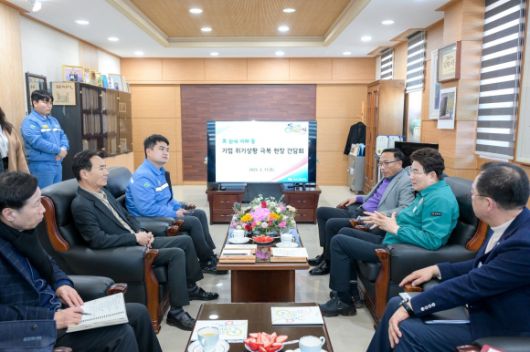 노관규 시장이 율촌산단에 위치한 달성㈜ 기업을 방문해 현장 간담회를 하고 있다.