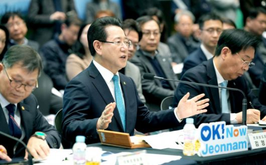 김영록 전남도지사가 13일 순천시 어울림체육센터 다목적체육관에서 열린 ‘순천시 정책비전 투어’ 행사에서 인사말을 하고 있다.