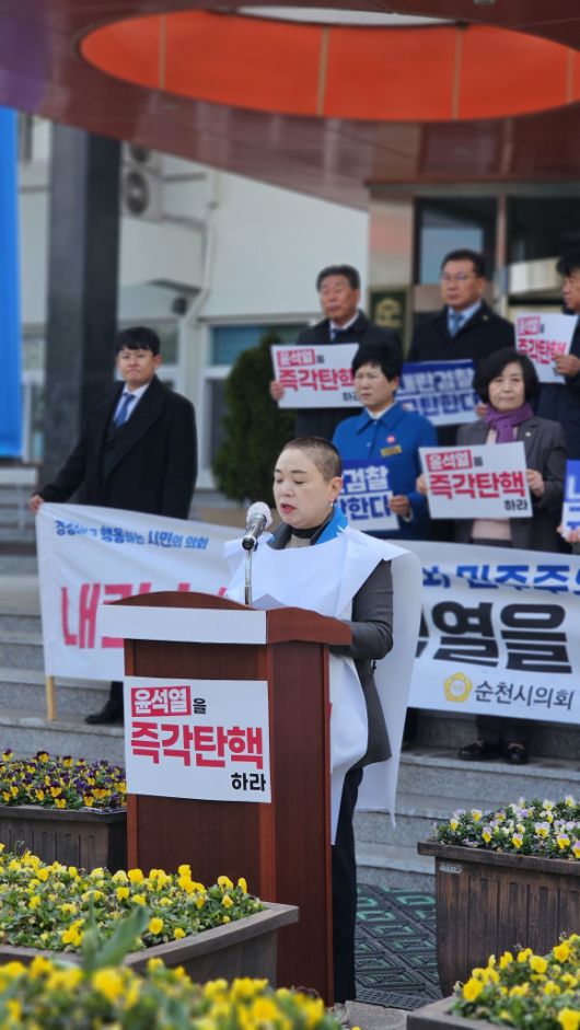 삭발을 마친 김미연 의원이 윤석열 즉각 파면을 촉구하는 입장문을 낭독하고 있다.