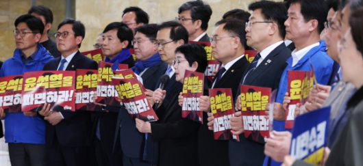 비상시국대응 긴급기자회견 하는 ‘더민초’ 소속 의원들 - 더불어민주당 초선의원 모임인 ‘더민초’ 소속 의원들이 28일 국회 로텐더홀에서 비상시국대응 긴급기자회견을 열고 있다. 2025.3.28 연합뉴스