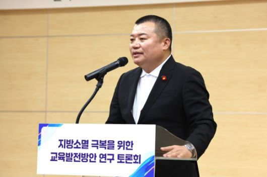 지난달 21일 윤석열 대통령 즉각 파면을 촉구한 후 삭발을 한 정영균 도의원이 교육발전방안 연구 정책토론회에서 기조발언을 하고 있다.