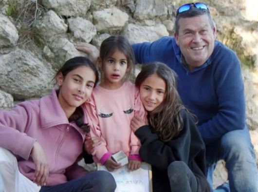 지브 닛잔(가운데 서있는 소녀)과 두 언니, 고고학자 오데드 립쉬츠 텔아비브대 교수가 청동기에 부적이나 인장으로 사용했던 돌을 들고 기념 촬영을 하고 있다. 이스라엘 고대유물관리국 제공