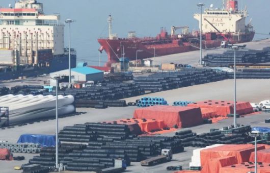지난달 11일 경기도 평택항에 철강 제품이 쌓여 있다. 평택 연합뉴스