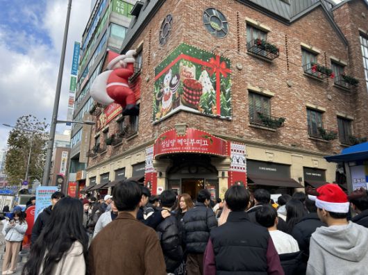 크리스마스를 맞아 대전 빵집 성심당 앞에 케이크를 사려는 고객들이 줄을 서 있다. 2024.12.25 연합뉴스