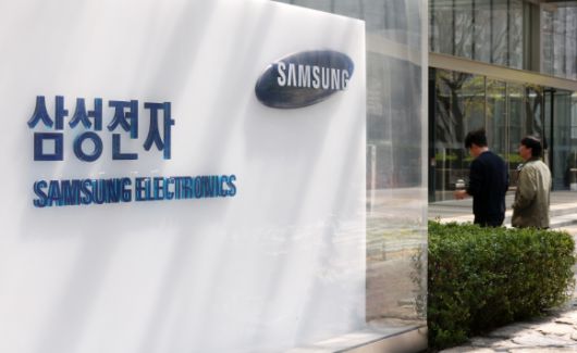 삼성전자, 갤럭시 S25 흥행에 깜짝실적 발표 - 8일 서울 서초구 삼성전자 서초사옥에서 관계자들이 드나들고 있다. 2025.4.8. 뉴스1