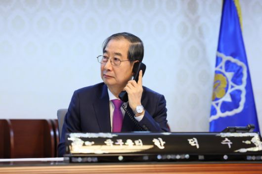 한덕수 권한대행, 트럼프 미국 대통령과 전화 통화 - 한덕수 대통령 권한대행 국무총리가 8일 정부서울청사 집무실에서 도널드 트럼프 미국 대통령과 전화 통화를 하고 있다. 2025.4.8 국무총리실 제공