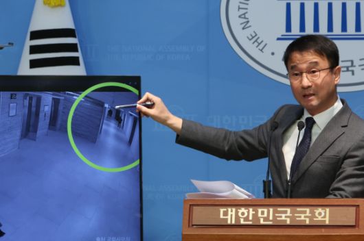 민주당 내란국조 특위, 계엄군 국회 단전 조치 CCTV 공개 - 더불어민주당 소속 ‘윤석열 정부의 비상계엄 선포를 통한 내란 혐의 진상규명 국정조사특별위원회’ 한병도 의원이 지난 2월 16일 서울 여의도 국회 소통관에서 비상계엄 당시 계엄군의 국회 단전 조치 모습이 담긴 CCTV 영상을 공개하고 있다.  연합뉴스