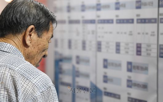시니어 취업박람회를 찾은 한 노인이 일자리를 찾고 있다.   도준석 기자