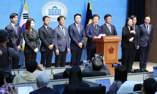 캠프 인선 소개하는 이재명 전 대표 - 더불어민주당 대선 경선에 출마한 이재명 전 대표가 11일 서울 여의도 국회 소통관에서 열린 ‘비전 선포식 및 캠프 일정 발표’에서 캠프 인선을 소개하고 있다.  연합뉴스