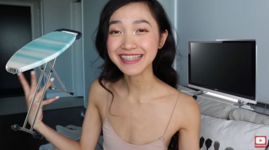 클라라 다오가 6년 전 올린 ‘작은 가슴 자신감…’ 영상에서 “저는 가슴이 작다. 보시다시피 LCD TV 스크린이나 다리미판 같다. 하지만 전 제 가슴을 자랑스럽게 여긴다”고 웃으면서 말하고 있다. 유튜브 채널 ‘Clara Dao’ 캡처