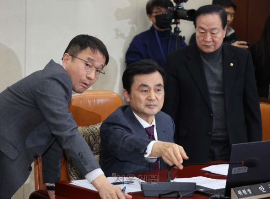 내란국조특위 회의 - 안규백 위원장(가운데)이 지난 2월 13일 국회에서 열린 윤석열 정부의 비상계염 선포를 통한 내란 혐의 진상규명 국정조사특별위원회 전체회의에서 야당 간사인 한병도 의원(왼쪽)과 대화하고 있다.  홍윤기 기자