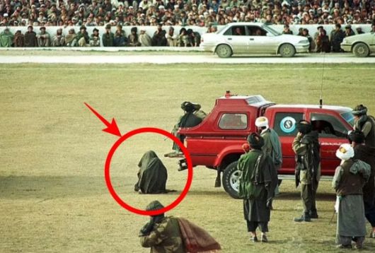 1998년 아프가니스탄 수도 카불에서 집행된 실제 공개 처형 당시 모습. AFP 연합뉴스 자료사진