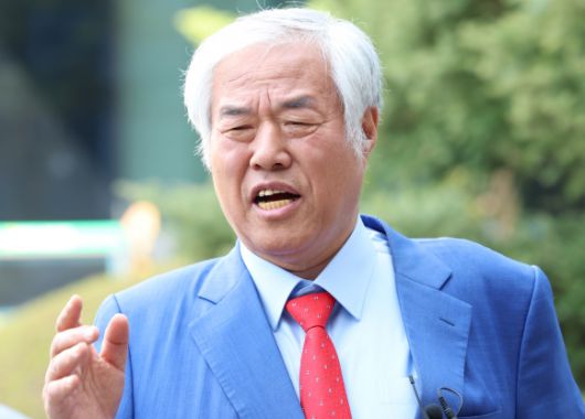 제22대 총선 당시 자유통일당 비례대표 공천 대가로 금전을 요구한 혐의를 받는 전광훈 사랑제일교회 목사가 11일 오후 서울북부지방법원에서 진행된 첫 번째 공판에 출석하기 전 인터뷰를 하고 있다. 2025.4.11. 뉴스1