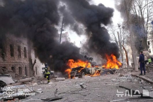 우크라이나 현지시간으로 13일 오전 수미 시민들이 부활절 전 주일을 맞아 교회 등에 모여 있을 때, 러시아 탄도미사일 2기가 시 중심부를 강타했다. 이번 공격으로 어린이 2명을 포함해 최소 34명이 사망했다. 우크라이나 긴급서비스 제공. AP 뉴시스