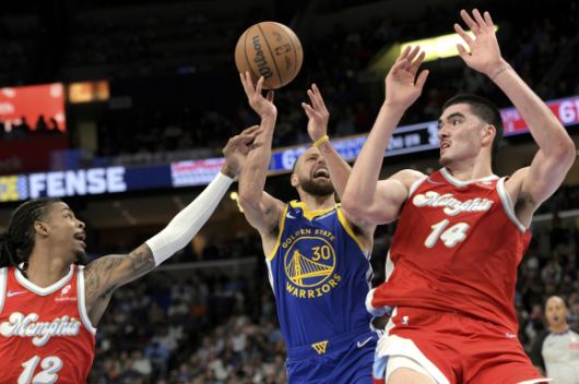 골든스테이트 워리어스 스테판 커리가 2일 (한국시간) 미국 테네시주 멤피스 페덱스 포럼에서 열린 2024~25시즌 미국 프로농구(NBA) 정규시즌 멤피스 그리즐리스와의 원정 경기에서 자 머렌트를 상대로 공격하고 있다. AP 연합뉴스