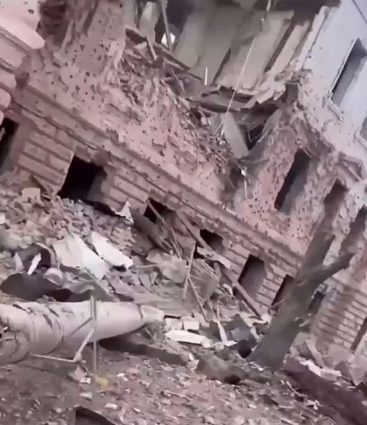 우크라이나 현지시간으로 13일 오전 수미 시민들이 부활절 전 주일을 맞아 교회 등에 모여 있을 때, 러시아 탄도미사일 2기가 시 중심부를 강타했다. 우크라이나 긴급서비스 제공