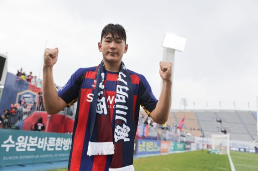 수원FC 이현용이 지난 12일 수원종합운동장에서 열린 2025 프로축구 K리그1 8라운드 김천 상무와의 홈 경기에서 3-2로 승리한 뒤 기뻐하고 있다. K리그 제공