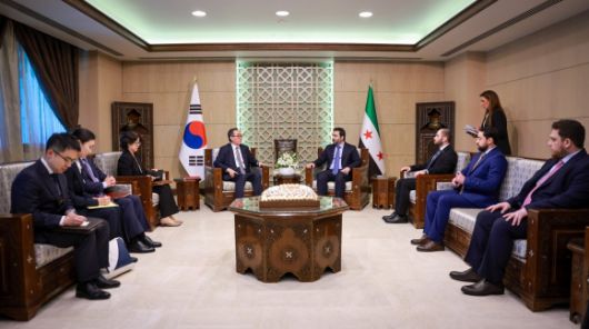 조태열 외교부 장관이 10일(현지시간) 시리아 다마스쿠스에서 아사드 알샤이바니 시리아 외교장관과 외교관계 수립에 관한 공동성명에 서명한 뒤 양자 회담을 갖고 있다. 시리아 외교부 엑스(X)