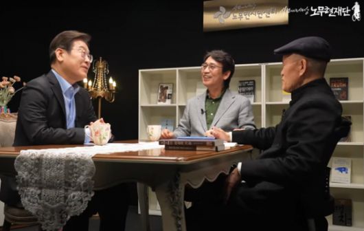 6·3 대선에 출마한 이재명(왼쪽) 전 더불어민주당 대표가 15일 유튜브에 공개된 영상에서 유시민(가운데) 작가, 도올 김용옥 한신대 석좌교수와 ‘위기의 대한민국, 새 정부의 과제는?’을 주제로 대담하고 있다. 노무현재단 유튜브 캡처