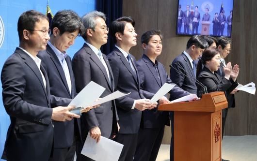 더불어민주당 전정권정치탄압대책위원회 위원들이 17일 서울 여의도 국회 소통관에서 ‘감사원의 전 정권 표적 감사 규탄’ 기자회견을 하고 있다. 2025.4.17. 연합뉴스