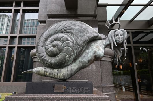 파크뷰 스퀘어 빌딩 앞의 조각상. 사진은 살바도르 달리의 ‘스네일 퀸’이다.