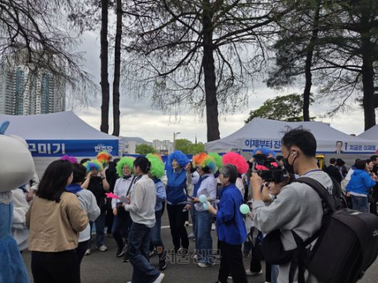 형광색 가발을 쓴 지지자들이 노래를 부르며 응원 퍼포먼스를 하고 있다. 청주 김주환 기자